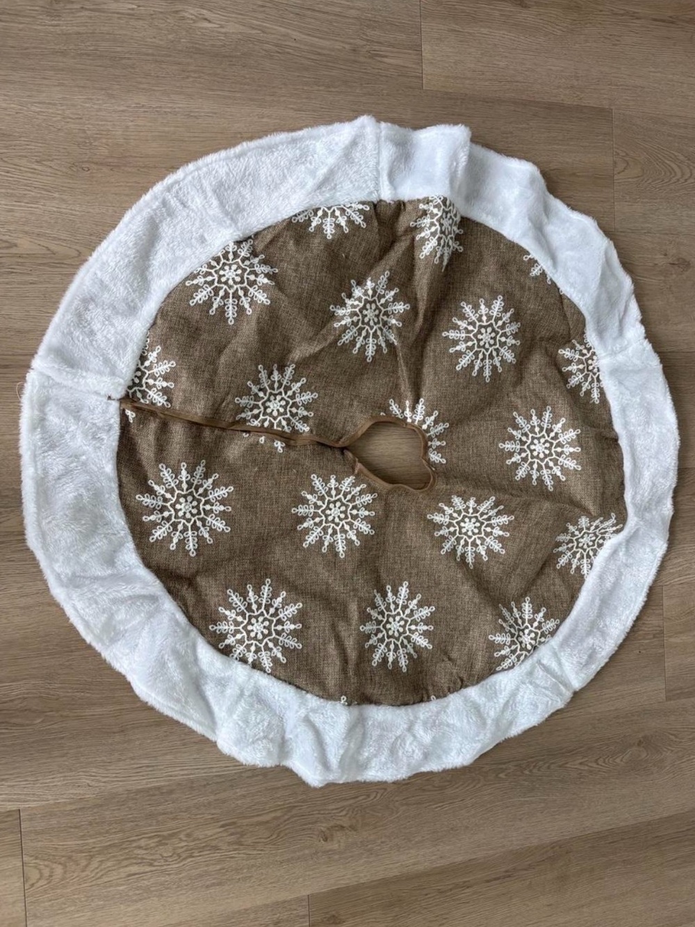Holiday Snowflake Tree Skirt in Brown and White